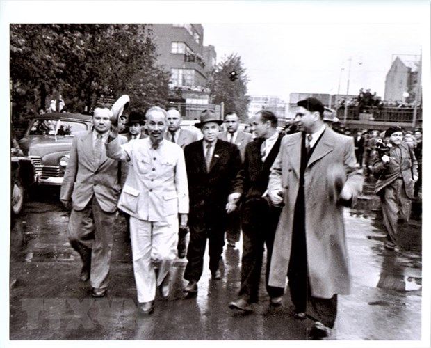 Chủ tịch Hồ Chí Minh thăm nhà máy Uralmash mang tên Ordzhonikidze ở Sverdlovsk, nay là Yekaterinburg. (Nguồn: TTXVN).