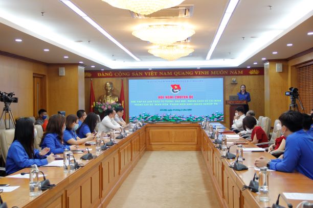 Đồng chí Hoàng Thị Minh Thu, Ủy viên BTV Trung ương Đoàn, Ủy viên BCH Đảng bộ Khối, Bí thư Đoàn Khối phát biểu khai mạc Hội nghị.