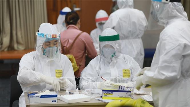 Lấy mẫu xét nghiệm sàng lọc bệnh nhân COVID-19.