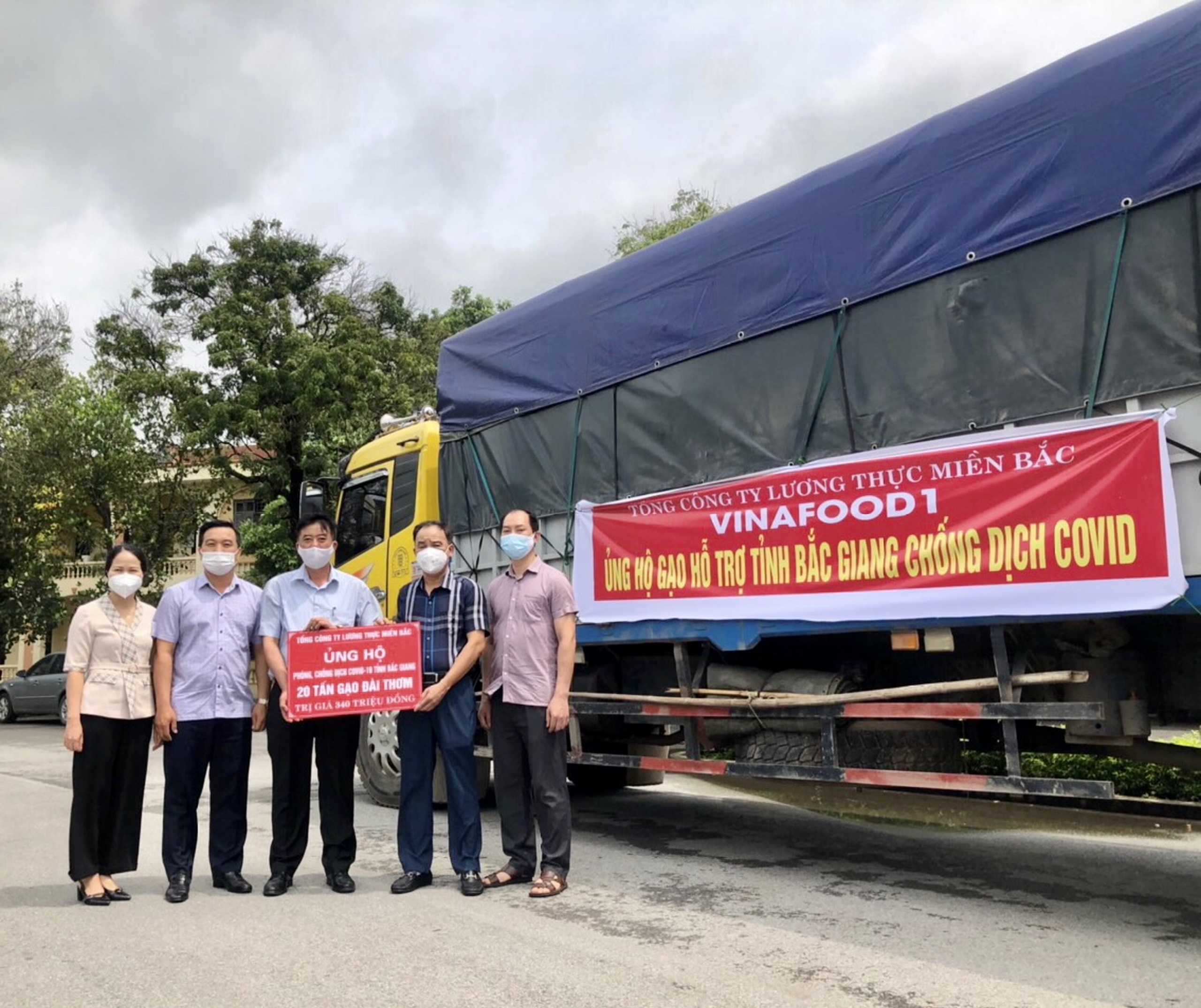 Đại diện lãnh đạo Tổng công ty Lương thực miền Bắc trao 20 tấn gạo hỗ trợ tỉnh Bắc Giang.