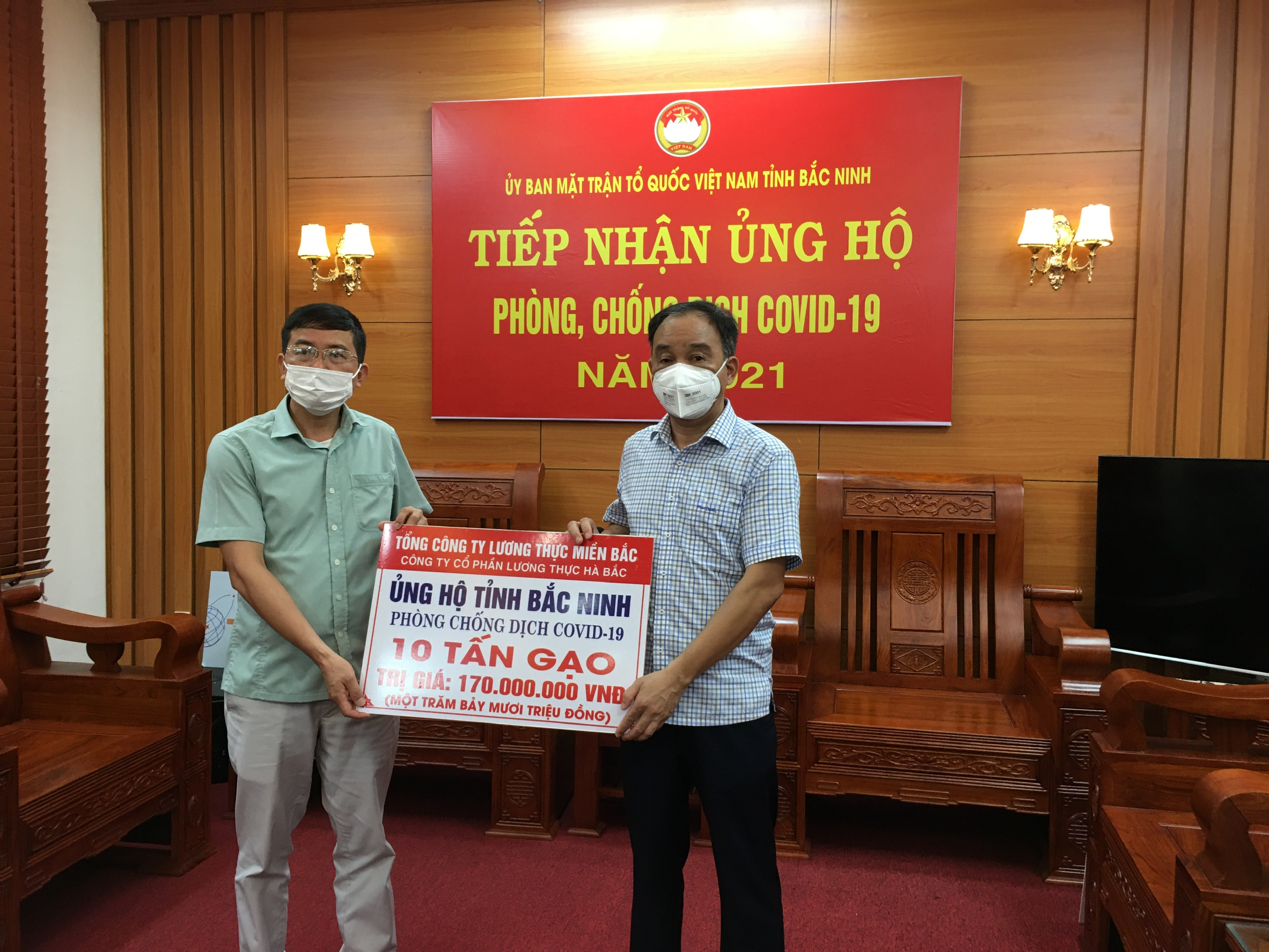 Đại diện lãnh đạo tỉnh Bắc Ninh  nhận hỗ trợ10 tấn gạo của Tổng công ty Lương thực Miền Bắc.
