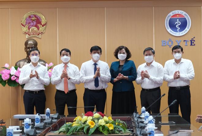 Bộ trưởng Bộ Y tế, Thống đốc NHNN chụp ảnh cùng đại diện 4 Ngân hàng TMCP thuộc Khối Doanh nghiệp Trung ương.