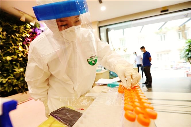 Lực lượng y tế tiến hành các biện pháp phòng chống dịch khẩn cấp ở khu vực có ca nghi mắc COVID-19.