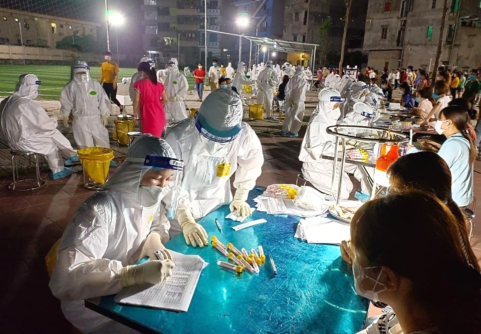 Lực lượng chức năng tỉnh Bắc Giang lấy mẫu cho người dân xã Quang Châu, huyện Việt Yên.