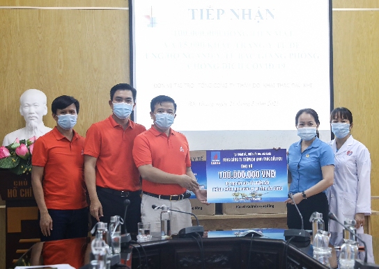 Tổng công ty Thăm dò và Khai thác Dầu khí trao quà hỗ trợ cho tỉnh Bắc Giang.