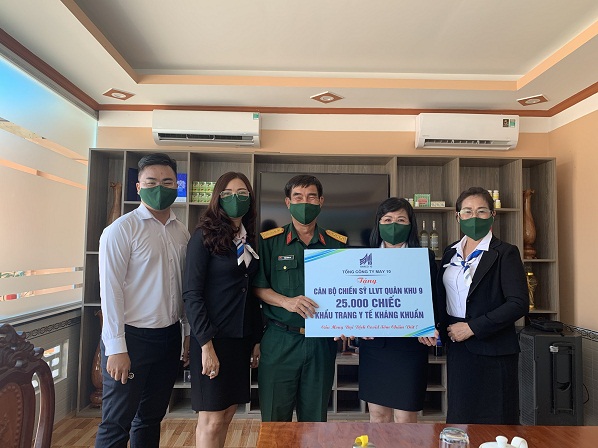 Nhằm chung tay cùng Chính phủ, các cơ quan chức năng trong việc ngăn chặn và đẩy lùi dịch Covid-19, trong thời gian qua May 10 tiếp tục ủng hộ hàng trăm ngàn khẩu trang kháng khuẩn cho các tổ chức, đoàn thể, các đơn vị tuyến đầu chống dịch. Trong ảnh: 
