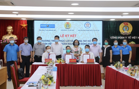 Đại diện lãnh đạo Tổng công ty Bảo hiểm Bảo Việt, Công đoàn Y tế Việt Nam và Hiệp hội doanh nghiệp nhỏ và vừa TP.Hà Nội ký kết chương trình phúc lợi, chung tay hỗ trợ cho đoàn viên công đoàn và người lao động ngành Y tế.