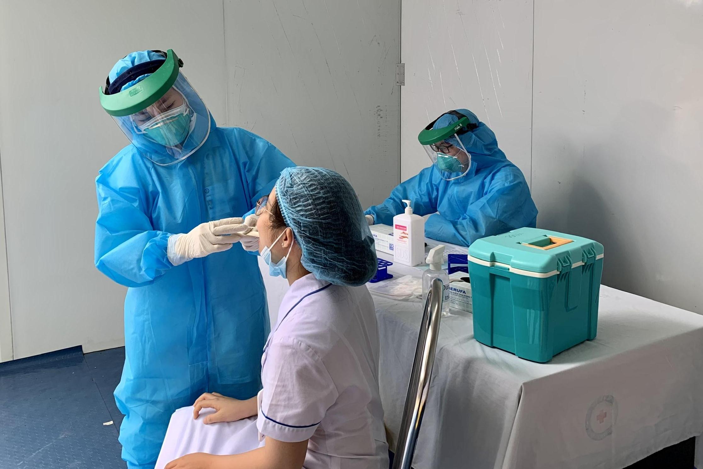 Bệnh viện Bưu điện tăng cường thực hiện xét nghiệm khẳng định COVID-19 cho cán bộ, nhân viên y tế và các bệnh nhân điều trị nội trú.