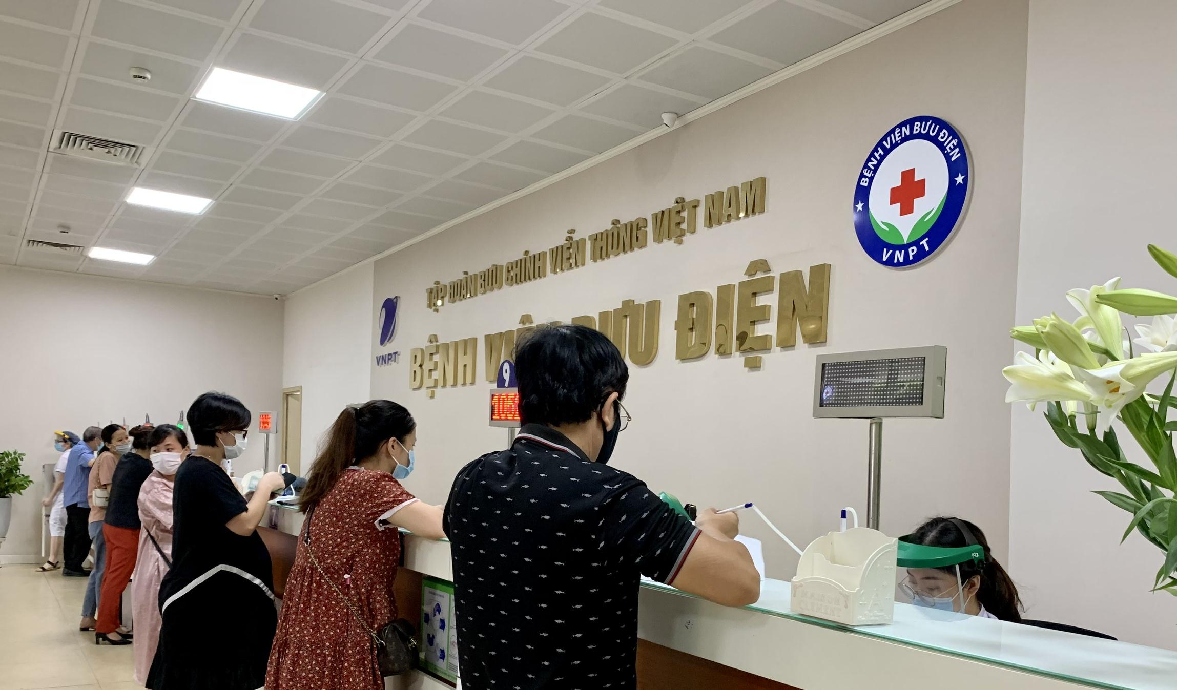 VIệc thực hiện quy định phòng, chống dịch được thực hiện nghiêm ngay từ khâu đăng ký khắm, chữa bệnh tại Bệnh viện Bưu điện.