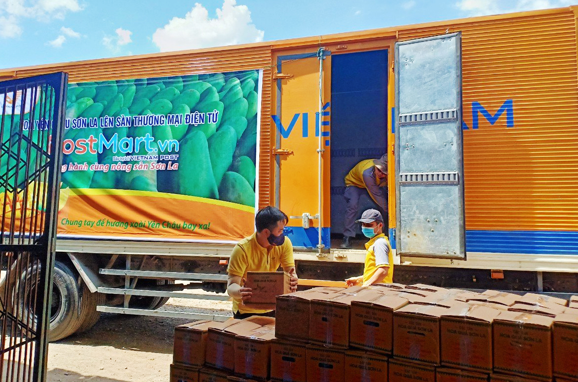 Những đơn hàng đầu tiên trên sàn Postmart được đưa lên xe chuyên dụng vận chuyển đi tiêu thụ.