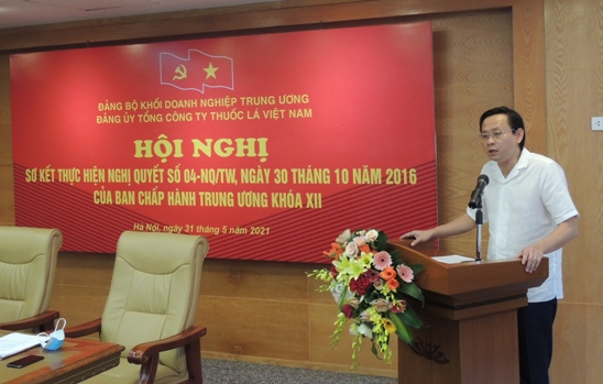 Đồng chí Hồ Lê Nghĩa - Bí thư Đảng ủy, Chủ tịch HĐTV Tổng công ty Thuốc lá Việt Nam báo cáo kết quả thực hiện Nghị quyết Trung ương 4 (Khóa XII).