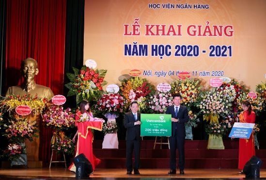 Phó Tổng Giám đốc Vietcombank Phạm Mạnh Thắng bên phải) trao tặng học bổng trị giá 200 triệu đồng cho đại diện Học viện Ngân hàng.