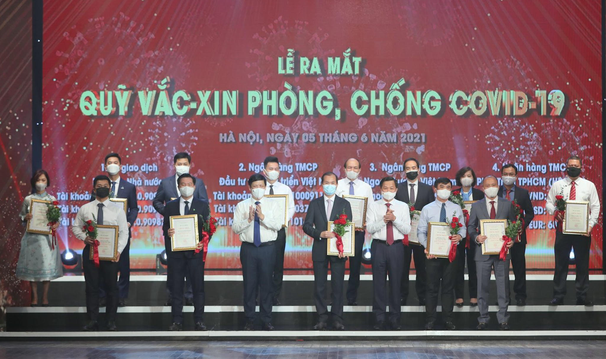 Phó Thủ tướng Lê Minh Khái, Bộ trưởng Bộ Y tế Nguyễn Thanh Long và đại diện bộ ngành,  DN đóng góp cho Quỹ vaccine phòng chống COVID-19. 
