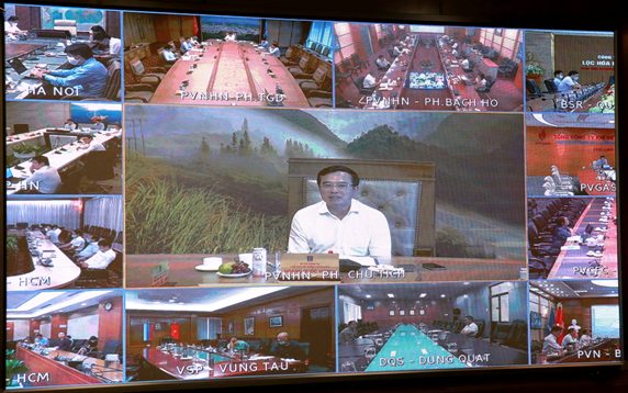 Chủ tịch HĐTV Petrovietnam Hoàng Quốc Vượng chỉ đạo tại cuộc họp trực tuyến.