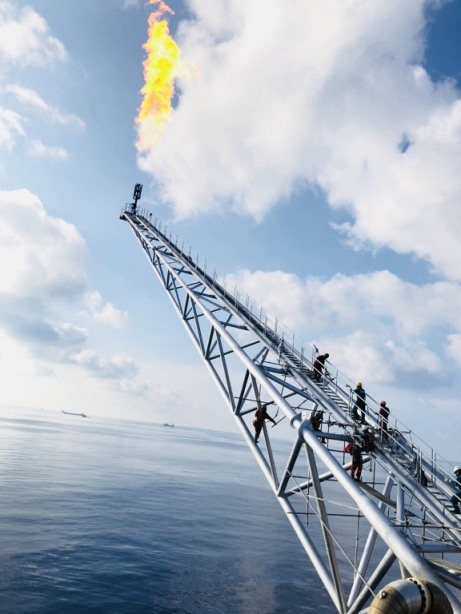 Người lao động Dầu khí trên công trình biển.