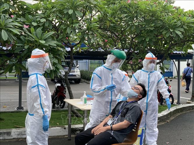 Lấy mẫu xét nghiệm sàng lọc ca mắc COVID-19 trong cộng đồng.
