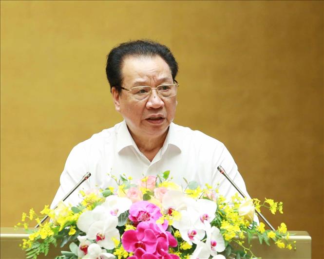 GS.TS Phùng Hữu Phú, Phó Chủ tịch Thường trực Hội đồng Lý luận Trung ương giới thiệu chuyên đề tại hội nghị.