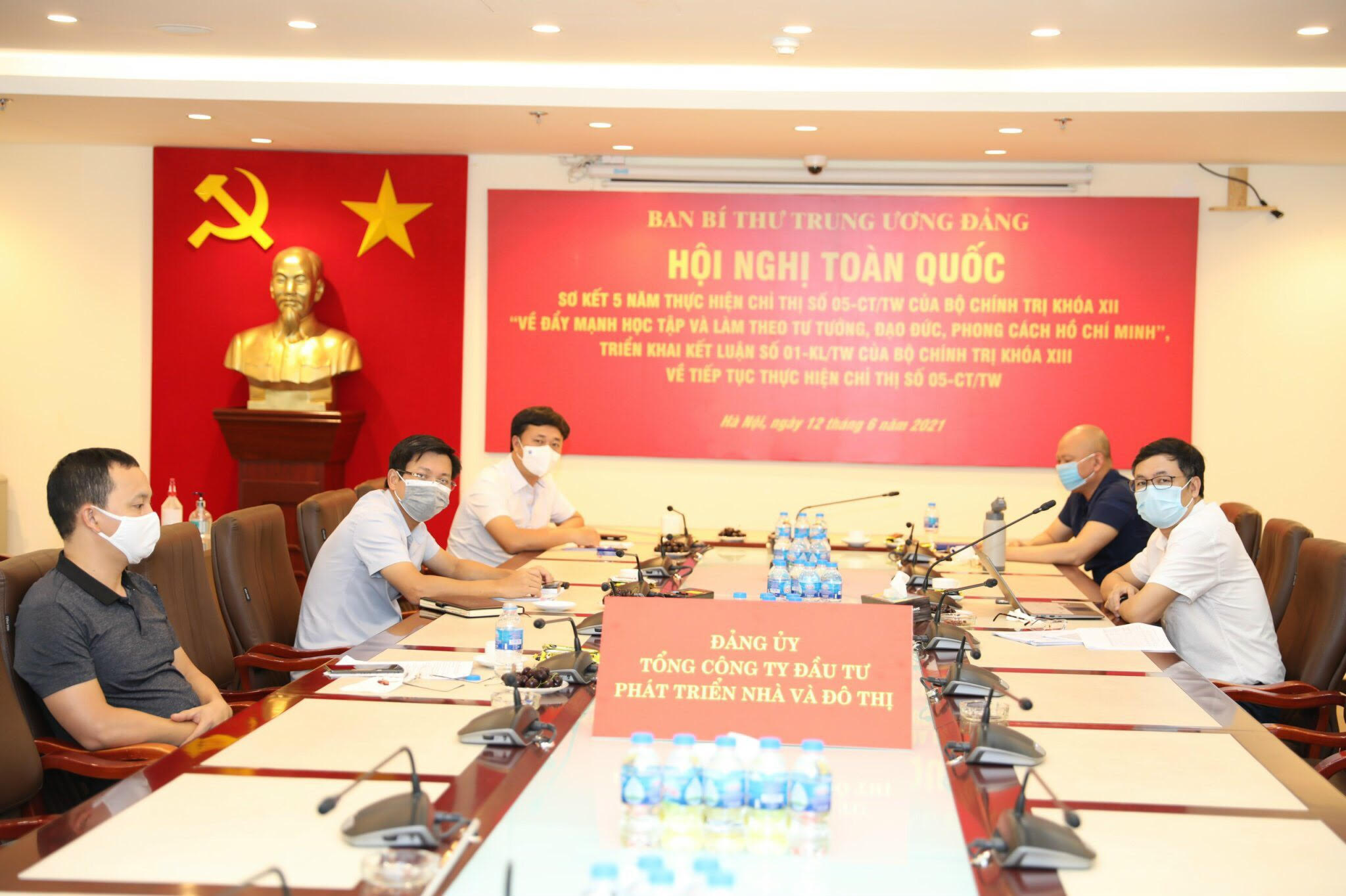 Các đại biểu tham dự Hội nghị tại điểm cầu Đảng ủy Tổng công ty Đầu tư phát triển nhà và đô thị.