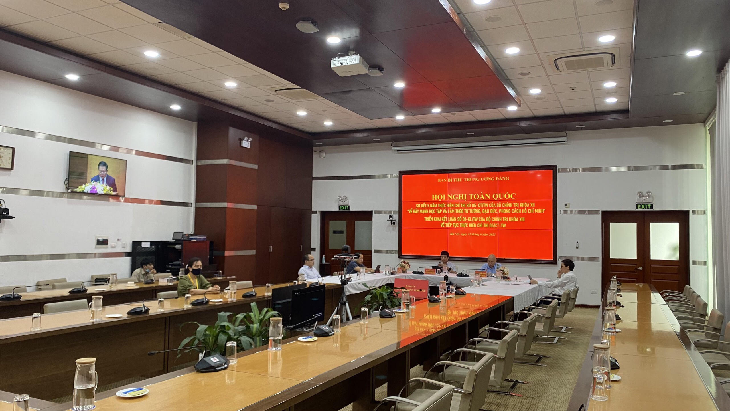 Các đại biểu tham dự Hội nghị tại điểm cầu Đảng ủy Tổng công ty Viễn thông Mobifone.