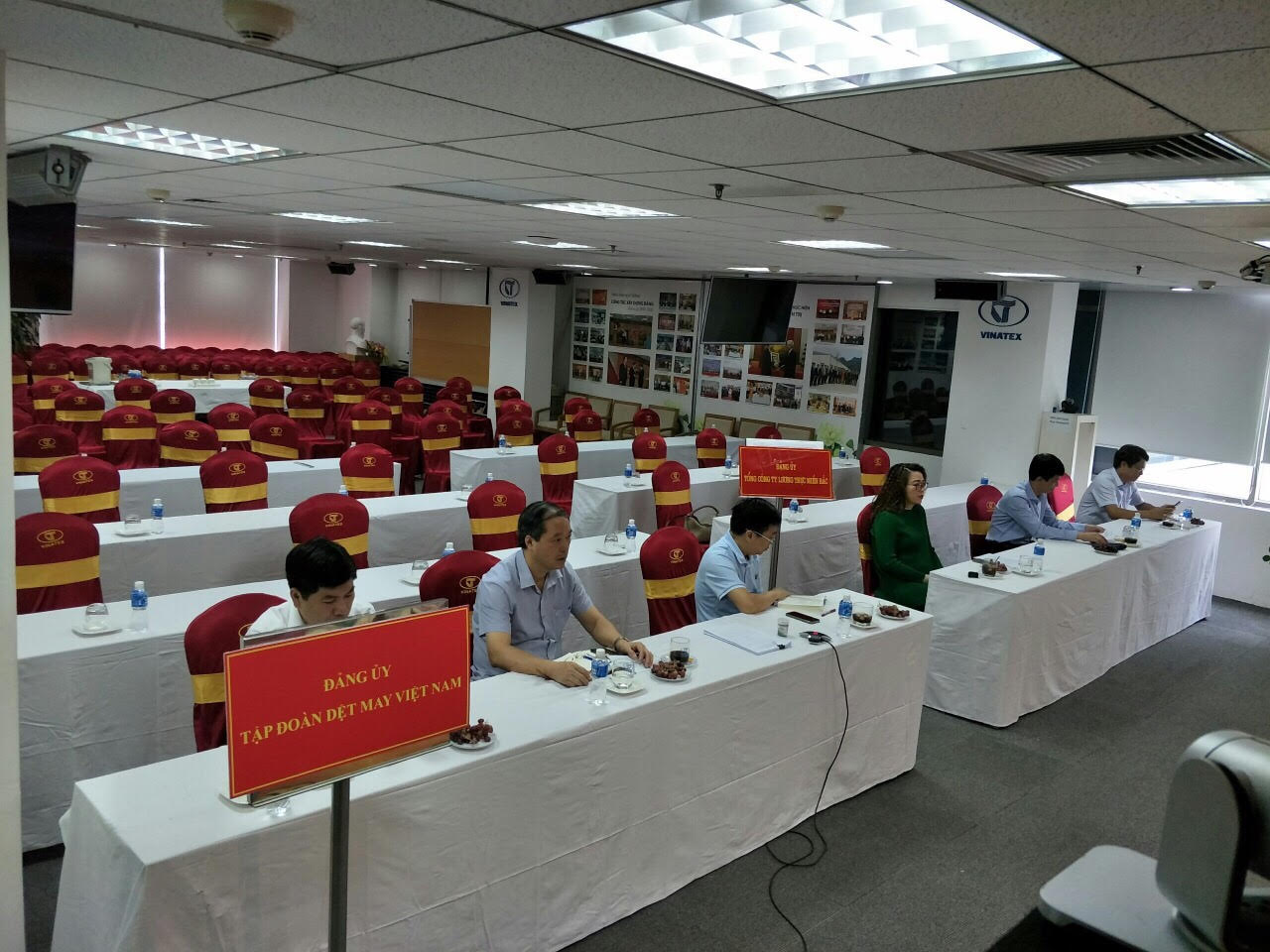 Các đại biểu tham dự Hội nghị tại điểm cầu Đảng ủy Tập đoàn Dệt may Việt Nam và Tổng công ty Lương thực miền Bắc.