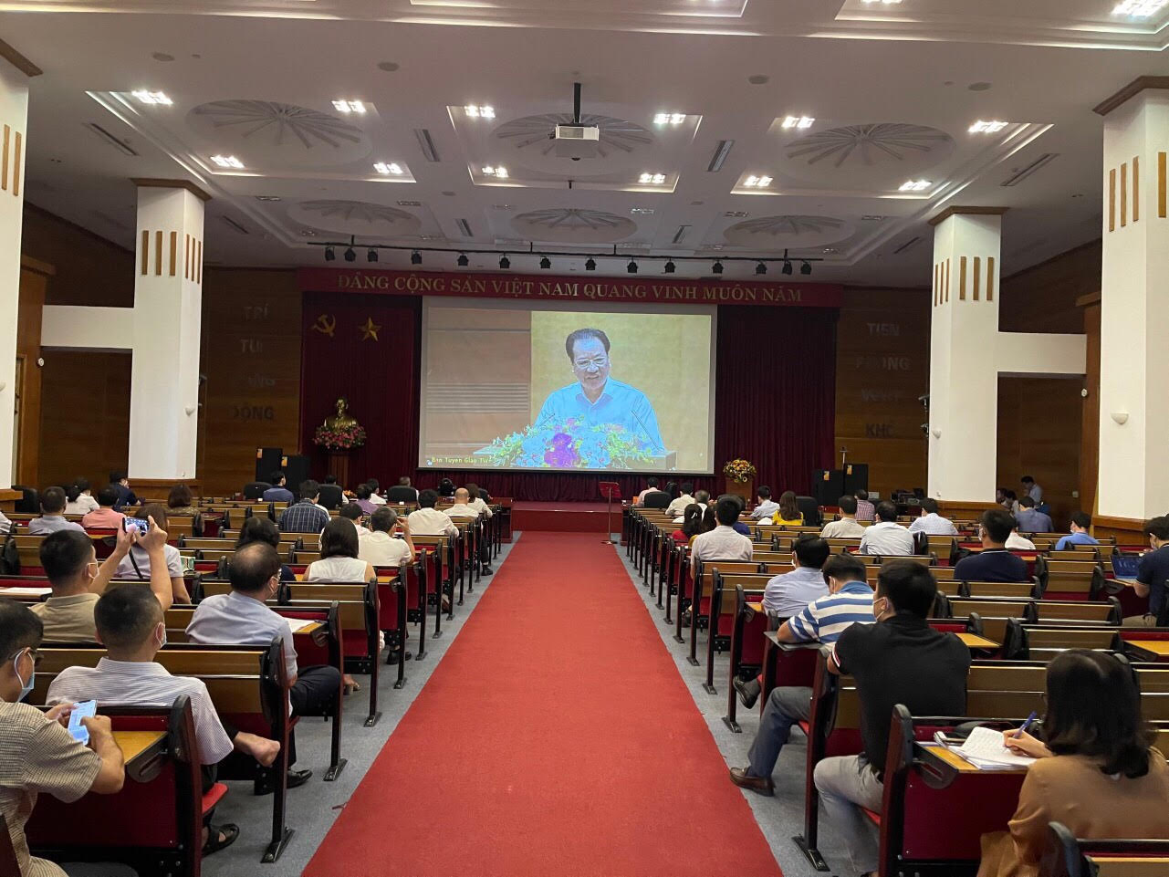 Các đại biểu tham dự Hội nghị tại điểm cầu Tổng công ty Hạ tầng mạng - Net, 30 Phạm Hùng, Hà Nội