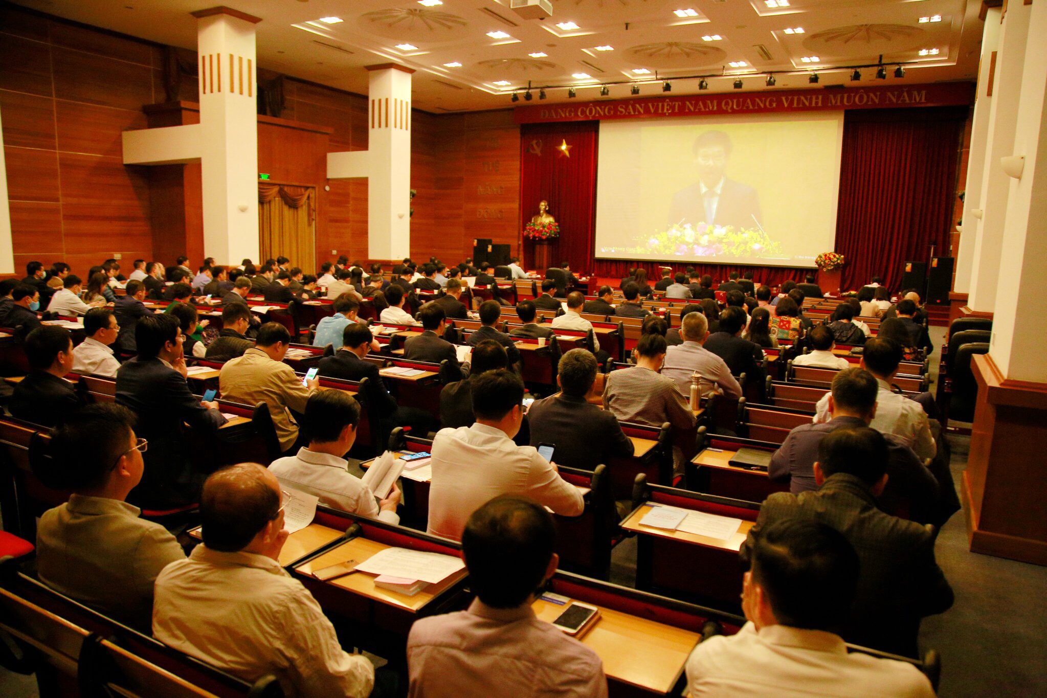 Tại điểm cầu chính của Đảng ủy Khối Doanh nghiệp Trung ương, Hội trường Tổng công ty Hạ tầng mạng VNPT-NET, số 30 Phạm Hùng, Hà Nội tham dự hội nghị trực tuyến toàn quốc nghiên cứu, học tập, quán triệt Nghị quyết Đại hội XIII của Đảng ngày 27-28/3 .