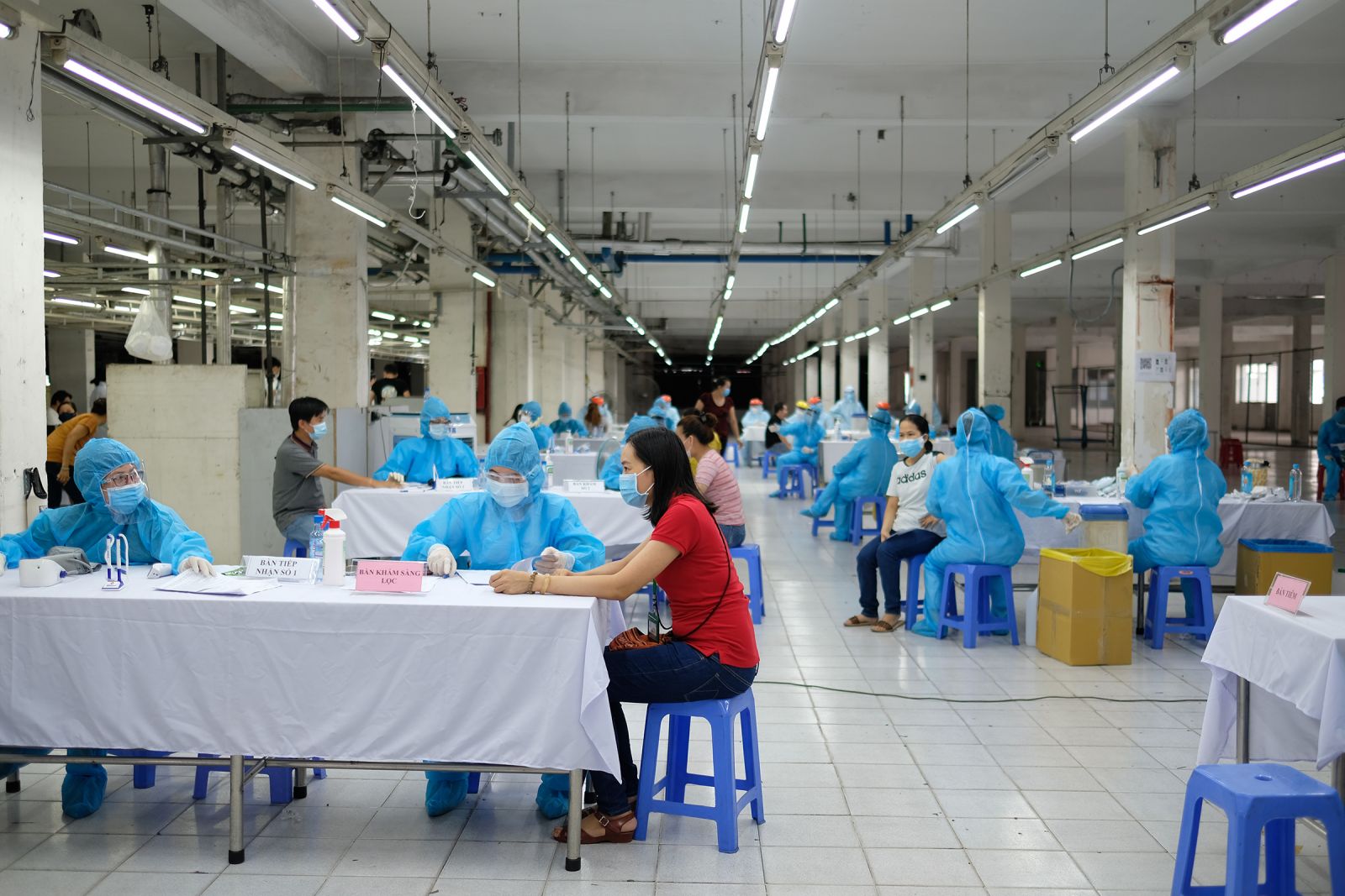 Công ty may Nhà Bè tổ chức tiêm vaccine cho công nhân. 
