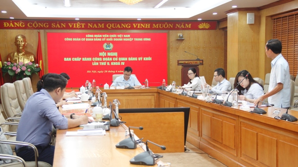 Các đồng chí Ủy viên Ban Chấp hành Công đoàn Cơ quan Đảng ủy Khối tham gia ý kiến đóng góp vào các nội dung tại Hội nghị.