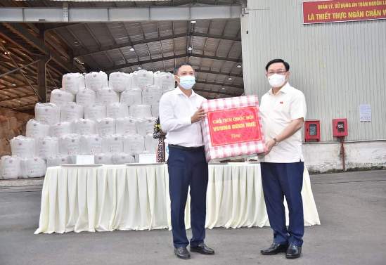 Chủ tịch Quốc hội thăm hỏi, động viên và trao quà cho 50 công nhân có hoàn cảnh khó khăn của Công ty nhôm Đắk Nông.