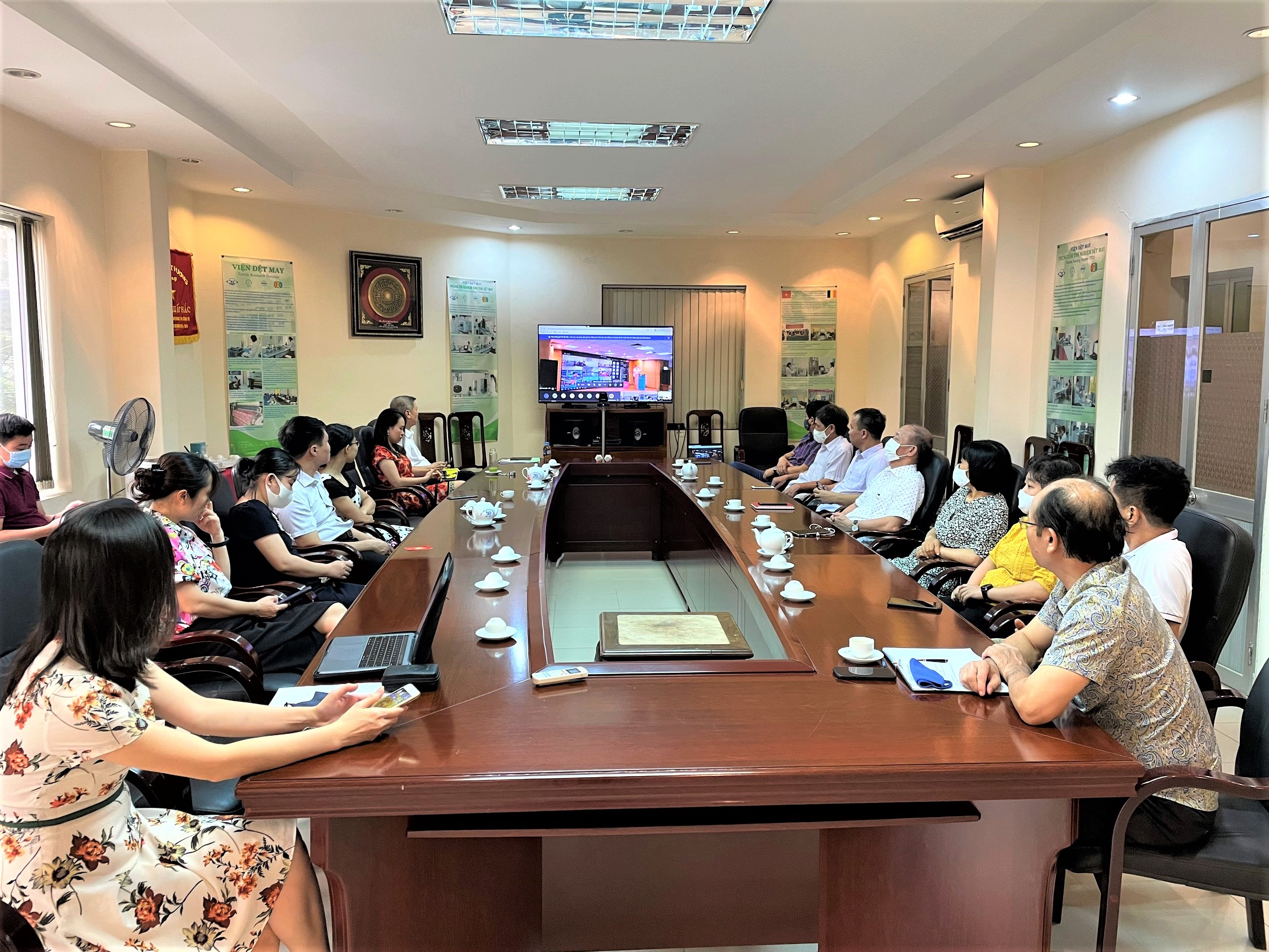 Các điểm cầu nghiêm túc học tập, quán triệt Nghị quyết.