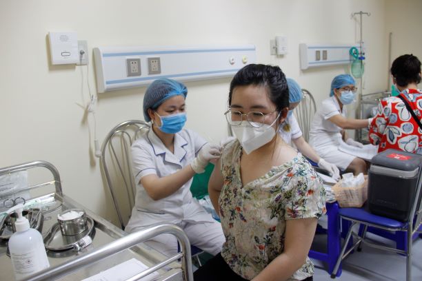 Đảng viên Cơ quan Đảng ủy Khối tiêm phòng vaccine Covid -19.