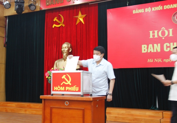 Các đại biểu bỏ phiếu bầu Ban Chấp hành Đảng bộ VPI nhiệm kỳ 2020 - 2025.