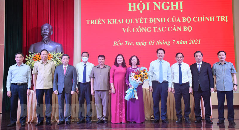 Đại biểu chụp ảnh lưu niệm tại buổi trao quyết định.