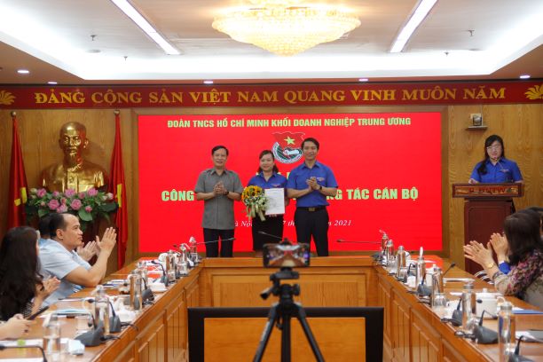 Đồng chí Nguyễn Ngọc Lương, Bí thư BCH Trung ương Đoàn, Chủ tịch Hội đồng đội Trung ương, Phó Chủ nhiệm Thường trực Ủy ban Quốc gia về thanh niên trao Quyết định và đồng chí Phạm Tấn Công, Phó Bí thư Thường trực Đảng ủy Khối tặng hoa chúc mừng đồng chí Trần Thị Ngọc Quỳnh tân Phó Bí thư Đoàn Khối Doanh nghiệp Trung ương khóa III, nhiệm kỳ 2017-2022.