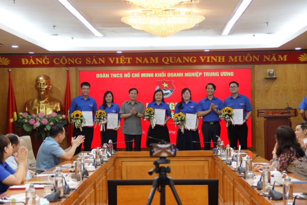 Đồng chí Nguyễn Ngọc Lương, Bí thư BCH Trung ương Đoàn, Chủ tịch Hội đồng đội Trung ương, Phó Chủ nhiệm Thường trực Ủy ban Quốc gia về thanh niên trao Quyết định và đồng chí Phạm Tấn Công, Phó Bí thư Thường trực Đảng ủy Khối tặng hoa chúc mừng 05 đồng chí Ủy viên Ban Chấp hành Đoàn khối Doanh nghiệp Trung ương Khóa III, nhiệm kỳ 2017-2022.