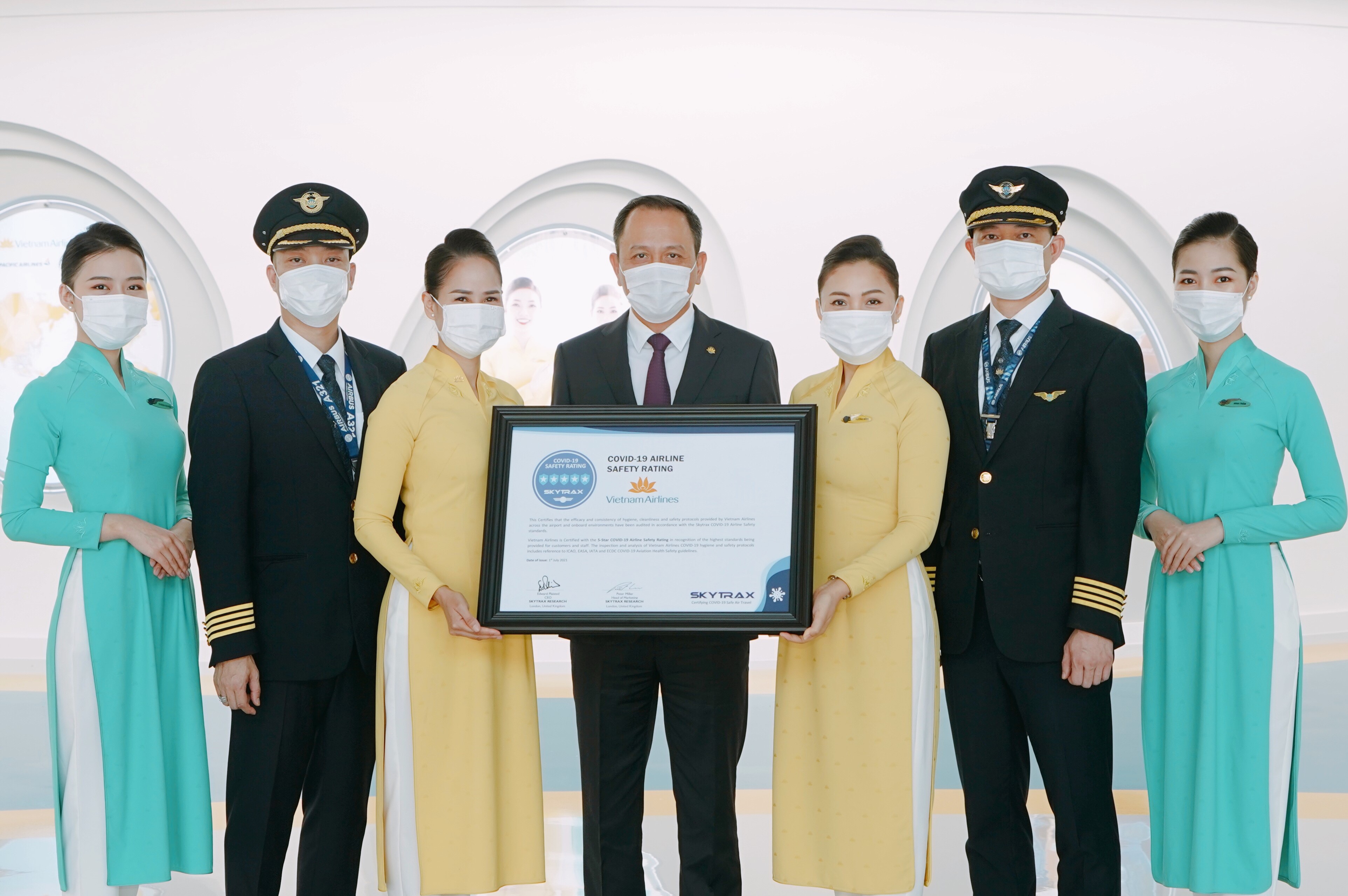 Ông Lê Hồng Hà, Tổng giám đốc Vietnam Airlines nhận chứng chỉ 5 sao cao nhất Skytrax về an toàn phòng chống dịch Covid-19.