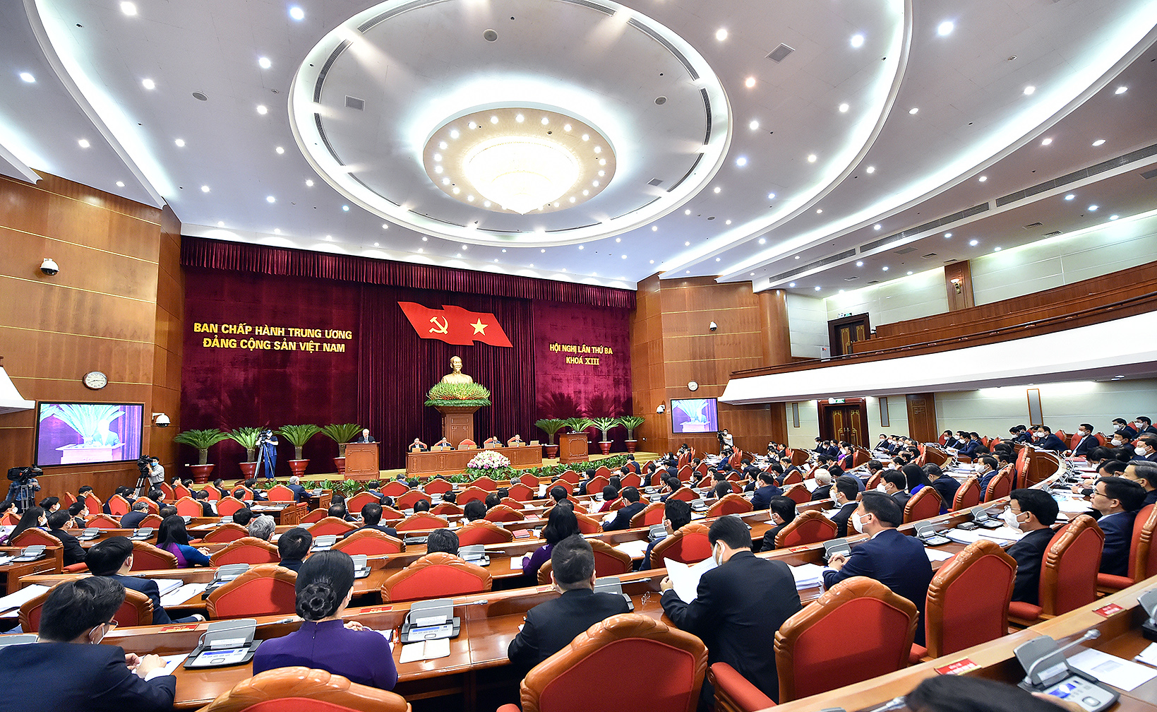 Các đại biểu dự Hội nghị đã nêu cao tinh thần trách nhiệm, phát huy dân chủ, thảo luận sôi nổi, tâm huyết, trách nhiệm, đóng góp nhiều ý kiến sâu sắc vào các Tờ trình, Báo cáo và các nội dung của Hội nghị .