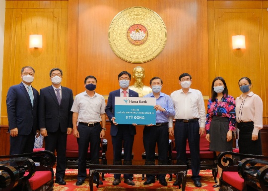 Đại diện Hana Bank trao biển ủng hộ Quỹ Vắc-xin phòng chống COVID-19.
