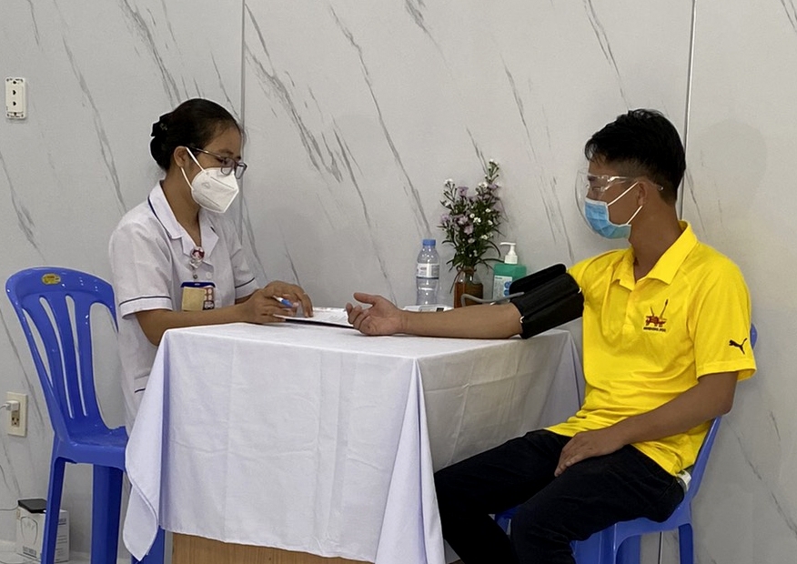 Người lao động BIENDONG POC được tư vấn, kiểm tra y tế trước khi tiêm vắc-xin COVID.