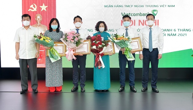 Các tổ chức đảng đạt danh hiệu “Trong sạch, vững mạnh” tiêu biểu 5 năm liền (2016 - 2020) và đảng viên đạt danh hiệu “Hoàn thành xuất sắc nhiệm vụ” 5 năm liền (2016 - 2020) nhận Bằng khen của Đảng ủy Khối Doanh nghiệp Trung ương.