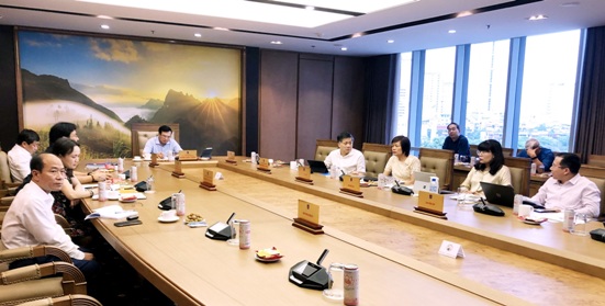 Chủ tich HĐTV Petrovietnam Hoàng Quốc Vượng cùng các đồng chí lãnh đạo Tập đoàn tham dự cuộc họp.