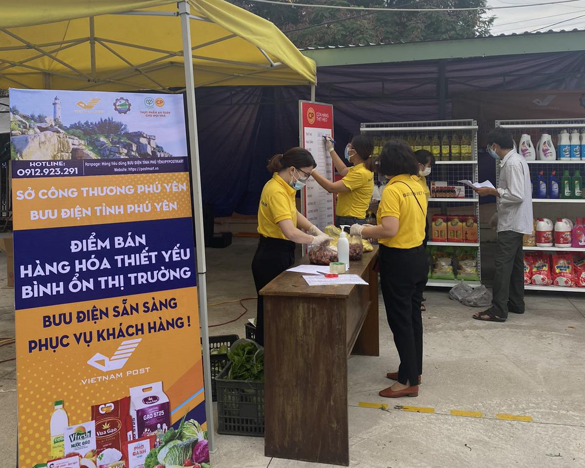 Nhằm cung cấp đầy đủ thực phẩm thiết yếu cho Thành phố Tuy Hòa (Phú Yên), bắt đầu từ sáng 19/7 người dân tại đây có thể tới 114 điểm bán hàng thiết yếu, trong đó có 14 điểm bán rau xanh, thịt, trứng…