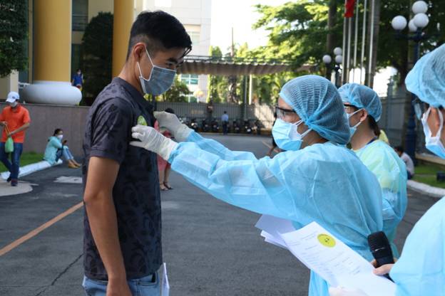 Kiểm tra thân nhiệt trước khi vào Công ty làm việc.