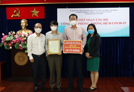 Đại diện lãnh đạo BIDV trao biển tượng trưng 10 tỷ đồng ủng hộ TP.HCM phòng, chống COVID-19.