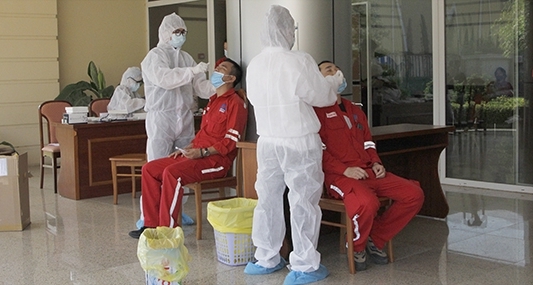 Người lao động Nhà máy điện Nhơn Trạch 2 xét nghiệm Covid-19.