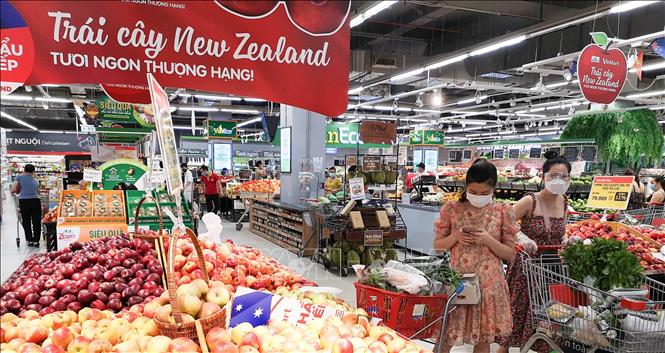 Người dân mua hàng hóa tại siêu thị.