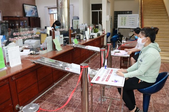 Băng chuyền giao dịch tại Agribank giữ khoảng cách an toàn giữa giao dịch viên và khách hàng .