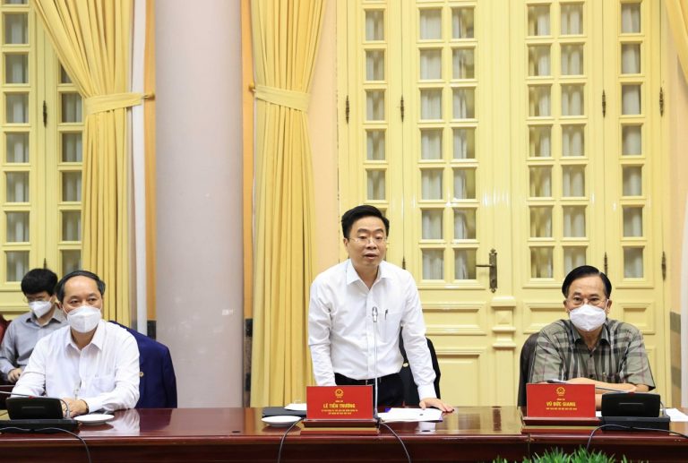 Chủ tịch HĐQT Tập đoàn Dệt May Việt Nam Lê Tiến Trường báo cáo tại buổi gặp mặt.