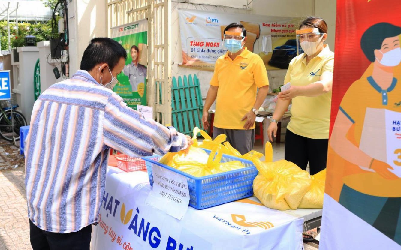 Người dân đến nhận gạo từ Chương trình.