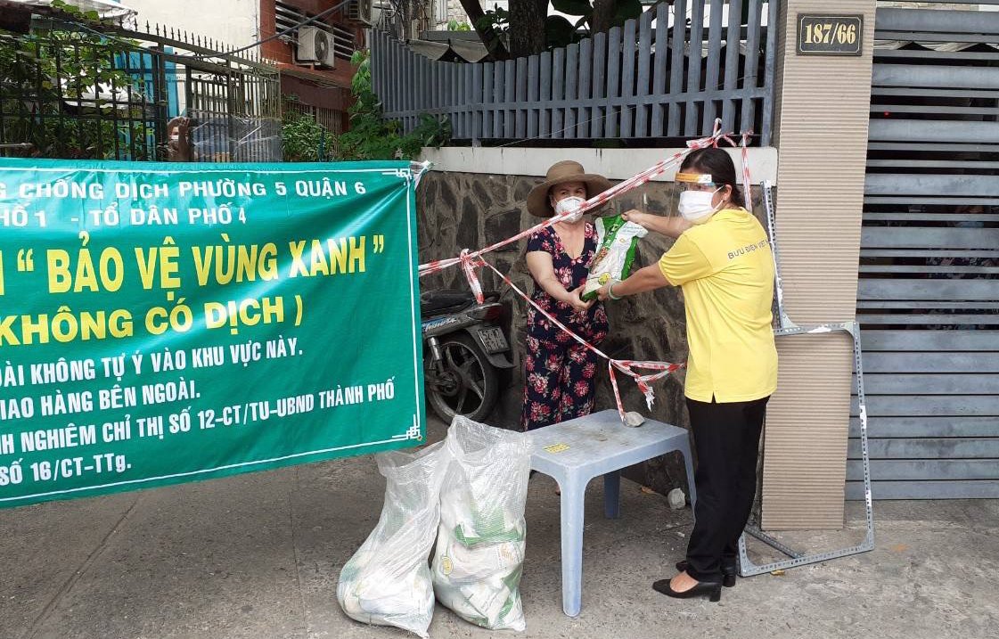 Việc cấp phát gạo đảm bảo các yêu cầu về phòng chống dịch.